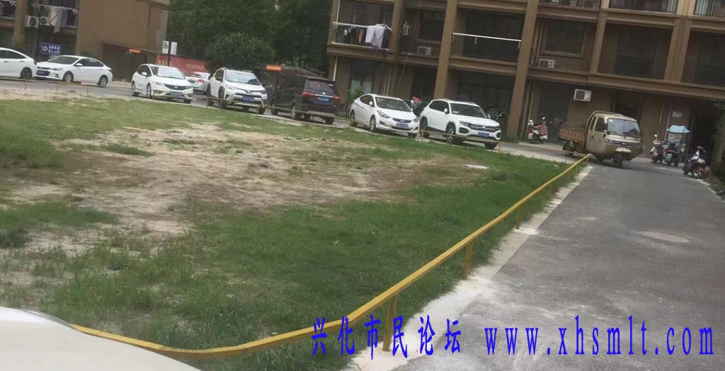 可以停车的空地用钢管封死了，不让停车。